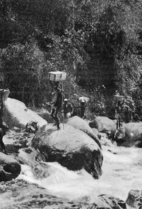 Cruzando un torrente en las laderas del Ruwenzori, de un artículo titulado A las Montañas de la Luna publicado en The Graphic, 27 de octubre de 1906 de English Photographer